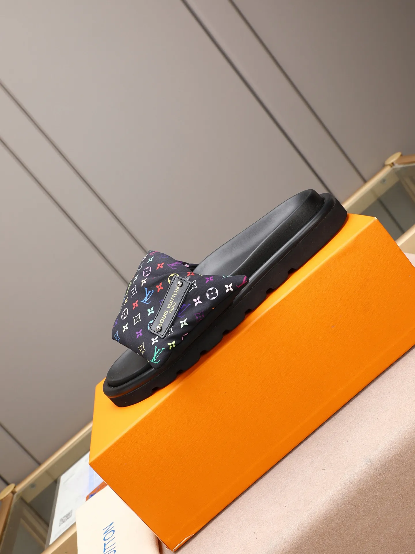 PP360 [LOUIS VUITTON] Louis Vuitton, LV printing, men's and women's slippers are on the market. The drawer box packaging comes with a cloth bag and a card. The upper pattern looks very soft and waxy, and it is a super versatile leg slimming tool. Fabric: imported denim/canvas/old fabric, LV hardware LOGO, official website pattern printing, comfortable to wear, feet: high-elastic PU water table. Sole: foam sole, heel height: about 5cm. Code number: 35-46, 35, 45, 46 are custom-made and non-returnable. Color: multiple colors and styles available.